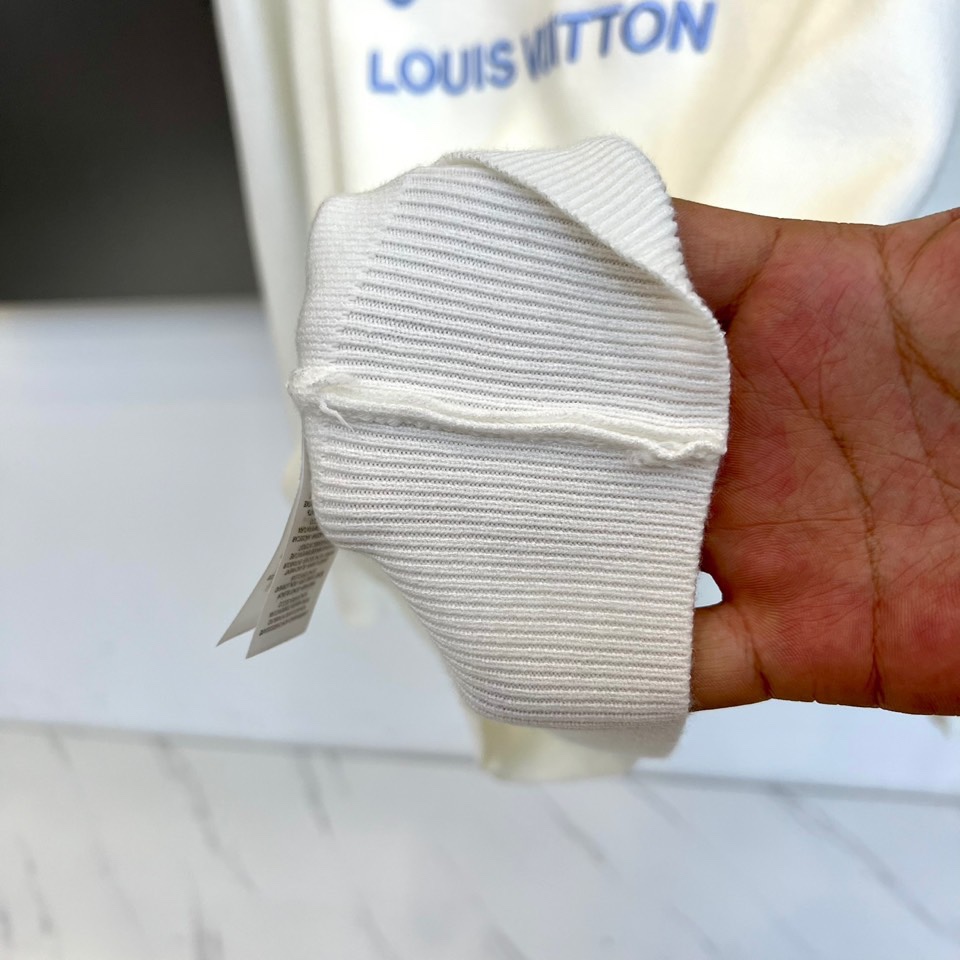 1v威登、2025秋冬新品圆领卫衣，以极简设计演绎奢华休闲风尚。款式采用宽松舒适的圆领廓形，胸前饰以品牌