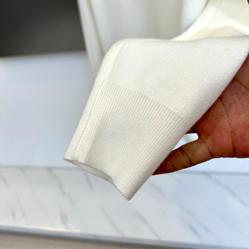 1v威登、2025秋冬新品圆领卫衣，以极简设计演绎奢华休闲风尚。款式采用宽松舒适的圆领廓形，胸前饰以品牌