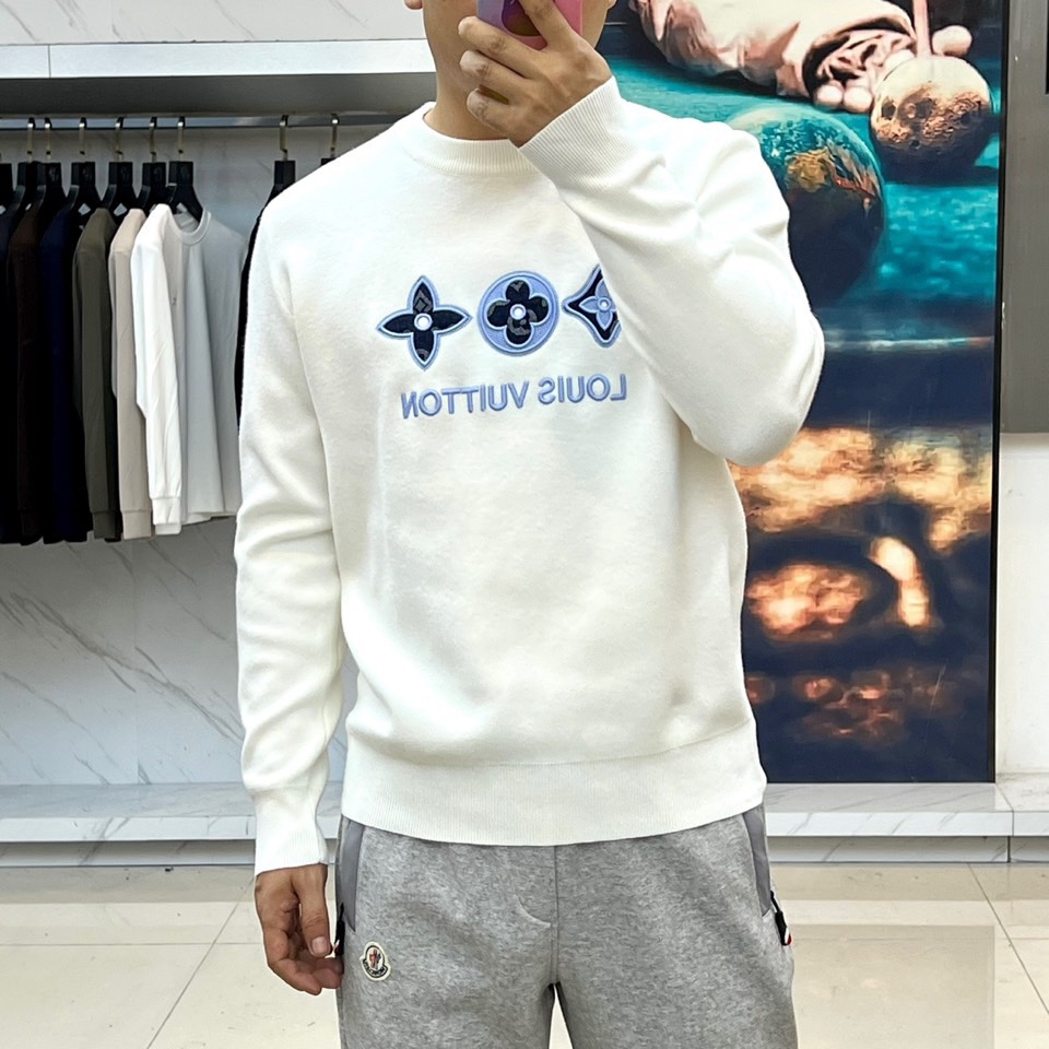 1v威登、2025秋冬新品圆领卫衣，以极简设计演绎奢华休闲风尚。款式采用宽松舒适的圆领廓形，胸前饰以品牌