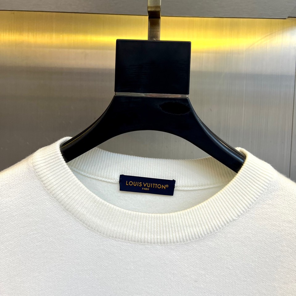 1v威登、2025秋冬新品圆领卫衣，以极简设计演绎奢华休闲风尚。款式采用宽松舒适的圆领廓形，胸前饰以品牌