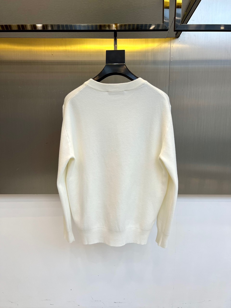 1v威登、2025秋冬新品圆领卫衣，以极简设计演绎奢华休闲风尚。款式采用宽松舒适的圆领廓形，胸前饰以品牌