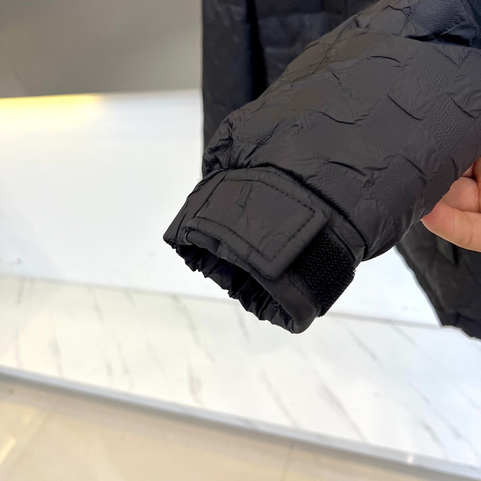 1v威登、2025秋冬新品羽绒服，以品牌标志性棋盘格纹绗缝演绎现代冬日奢华。高领设计搭配精准的菱形绗缝走