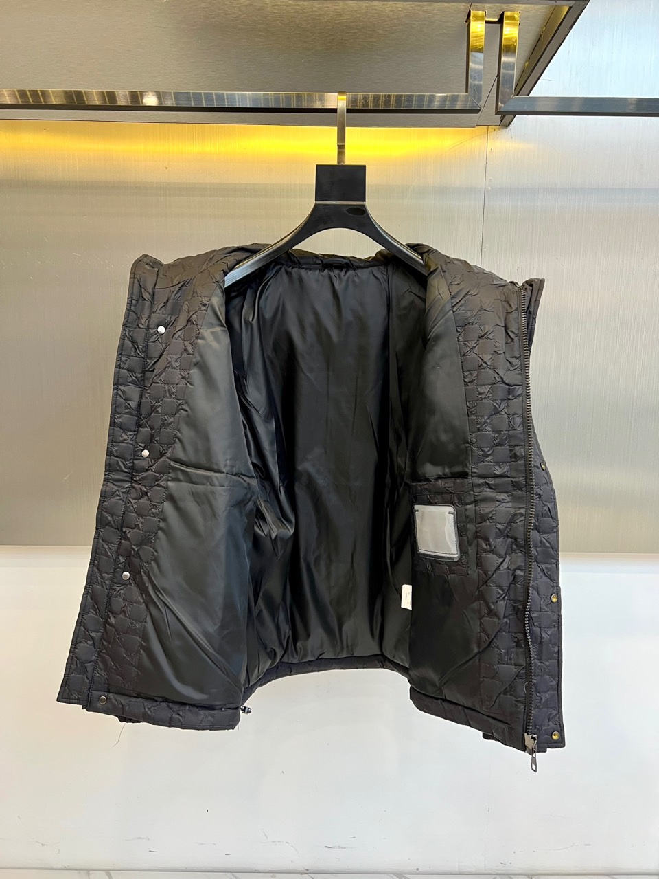 1v威登、2025秋冬新品羽绒服，以品牌标志性棋盘格纹绗缝演绎现代冬日奢华。高领设计搭配精准的菱形绗缝走