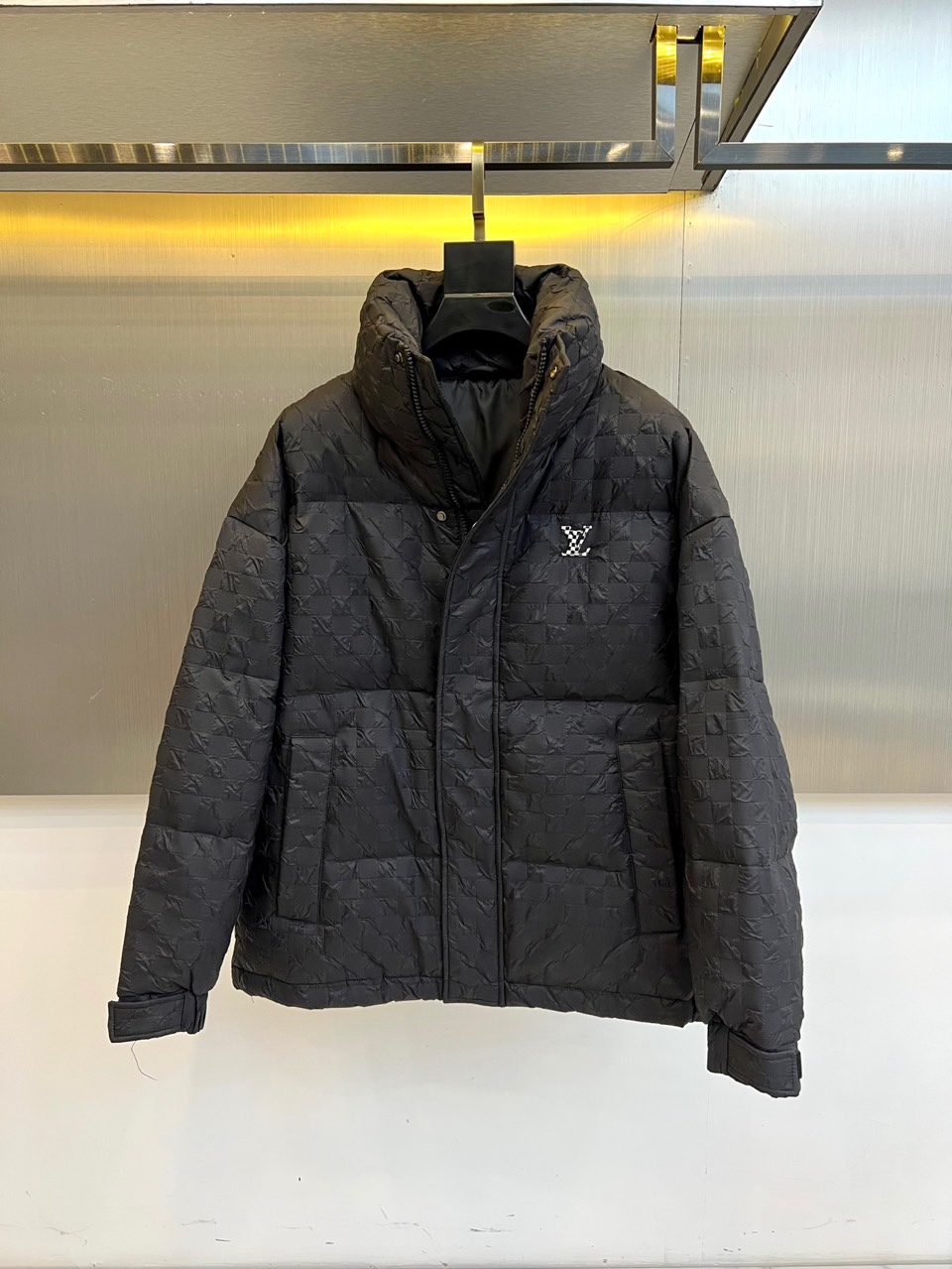 1v威登、2025秋冬新品羽绒服，以品牌标志性棋盘格纹绗缝演绎现代冬日奢华。高领设计搭配精准的菱形绗缝走