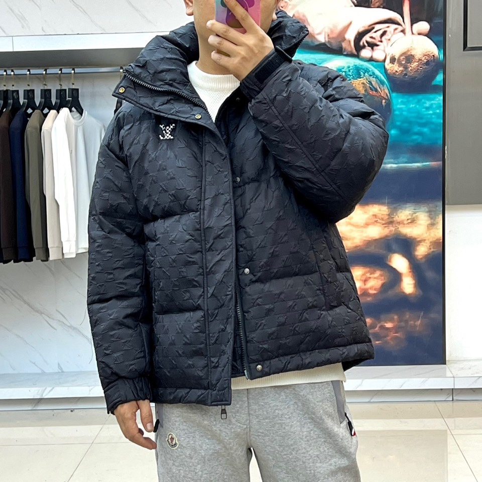 1v威登、2025秋冬新品羽绒服，以品牌标志性棋盘格纹绗缝演绎现代冬日奢华。高领设计搭配精准的菱形绗缝走