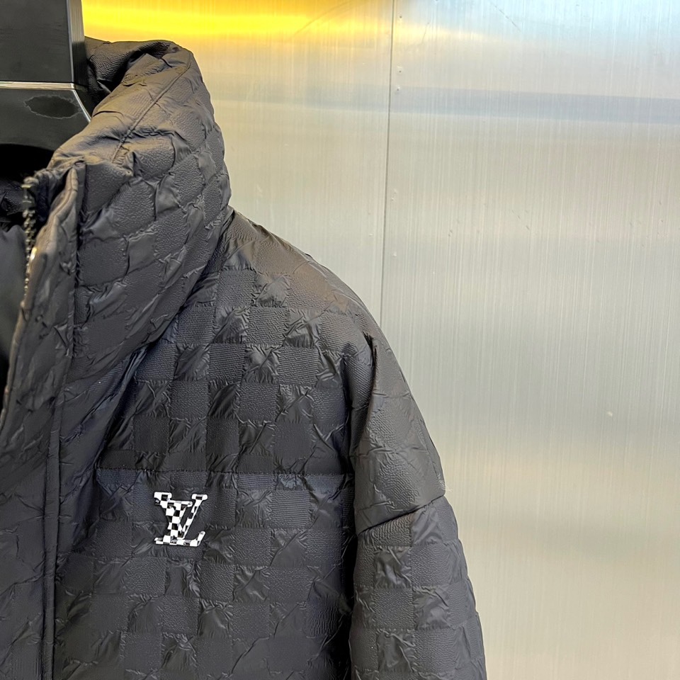 1v威登、2025秋冬新品羽绒服，以品牌标志性棋盘格纹绗缝演绎现代冬日奢华。高领设计搭配精准的菱形绗缝走