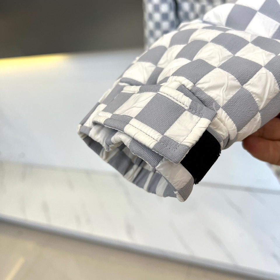 1v威登、2025秋冬新品羽绒服，以品牌标志性棋盘格纹绗缝演绎现代冬日奢华。高领设计搭配精准的菱形绗缝走