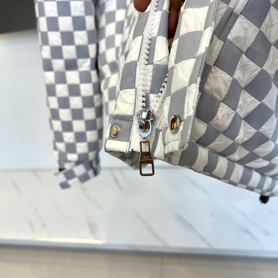1v威登、2025秋冬新品羽绒服，以品牌标志性棋盘格纹绗缝演绎现代冬日奢华。高领设计搭配精准的菱形绗缝走