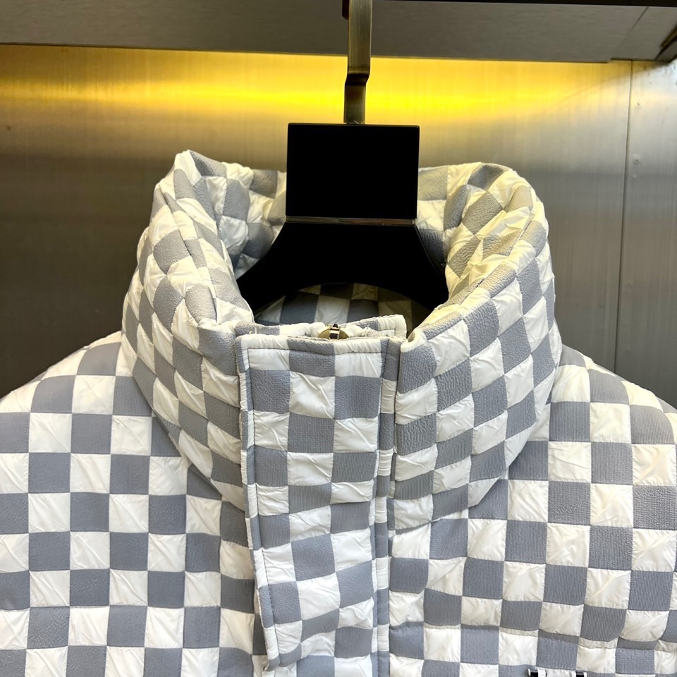 1v威登、2025秋冬新品羽绒服，以品牌标志性棋盘格纹绗缝演绎现代冬日奢华。高领设计搭配精准的菱形绗缝走