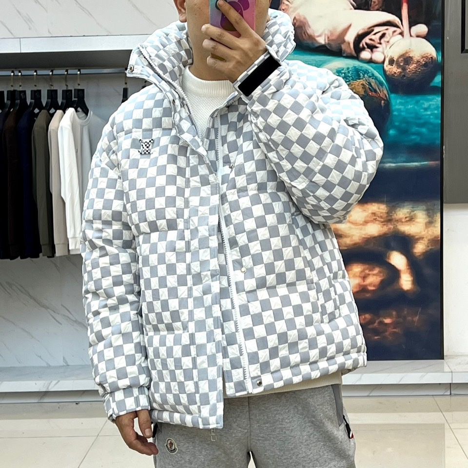 1v威登、2025秋冬新品羽绒服，以品牌标志性棋盘格纹绗缝演绎现代冬日奢华。高领设计搭配精准的菱形绗缝走