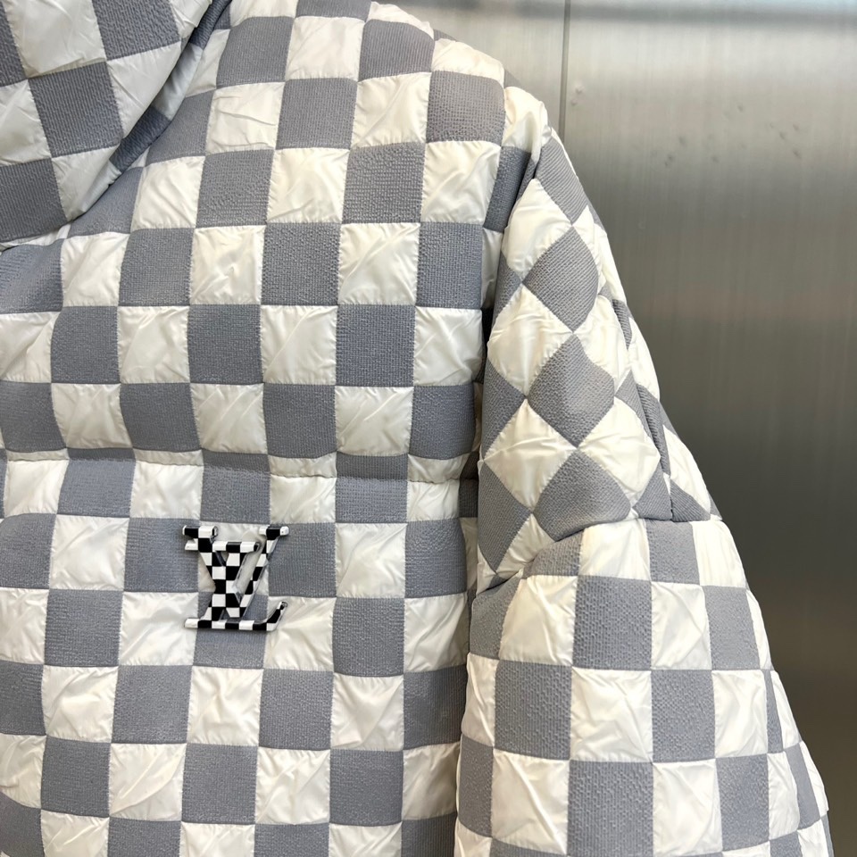 1v威登、2025秋冬新品羽绒服，以品牌标志性棋盘格纹绗缝演绎现代冬日奢华。高领设计搭配精准的菱形绗缝走