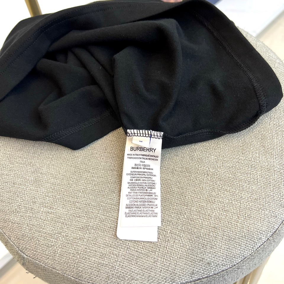 Bur巴宝莉、2025秋冬新品男士薄绒打底衫，采用100%棉质面料打造亲肤质感，领口与袖口融入5%氨纶混