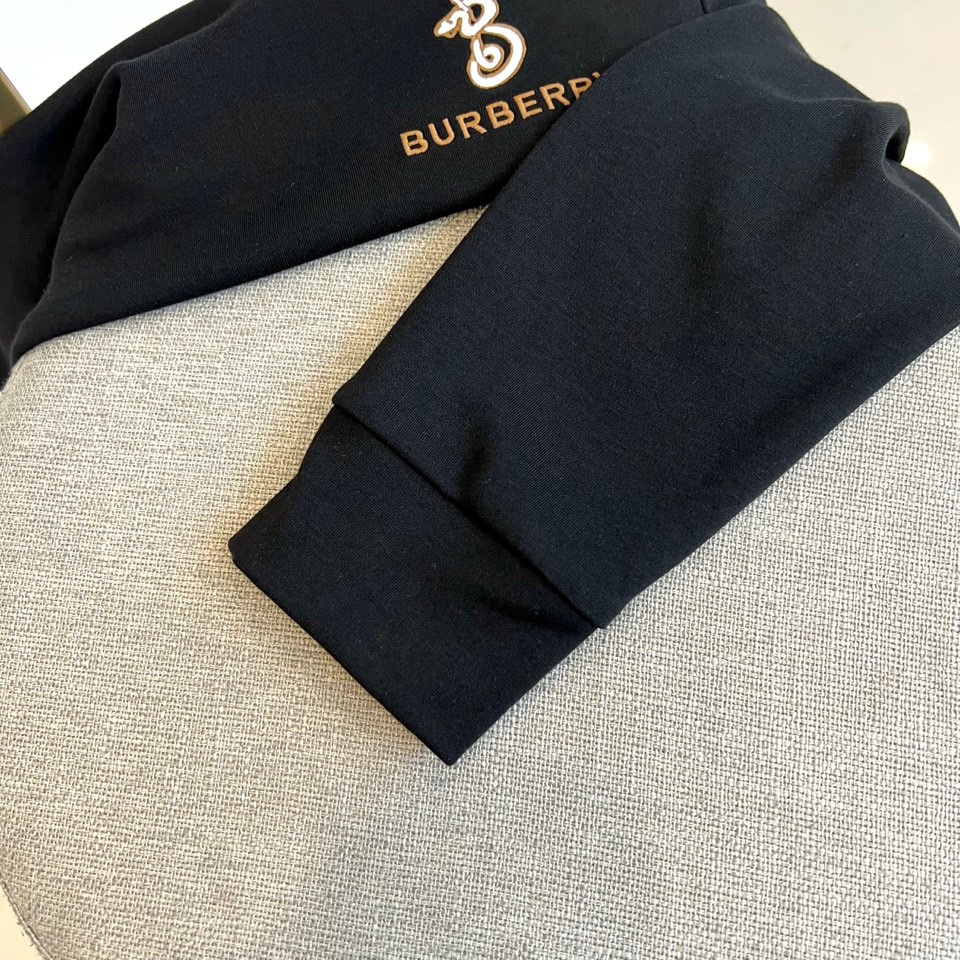 Bur巴宝莉、2025秋冬新品男士薄绒打底衫，采用100%棉质面料打造亲肤质感，领口与袖口融入5%氨纶混