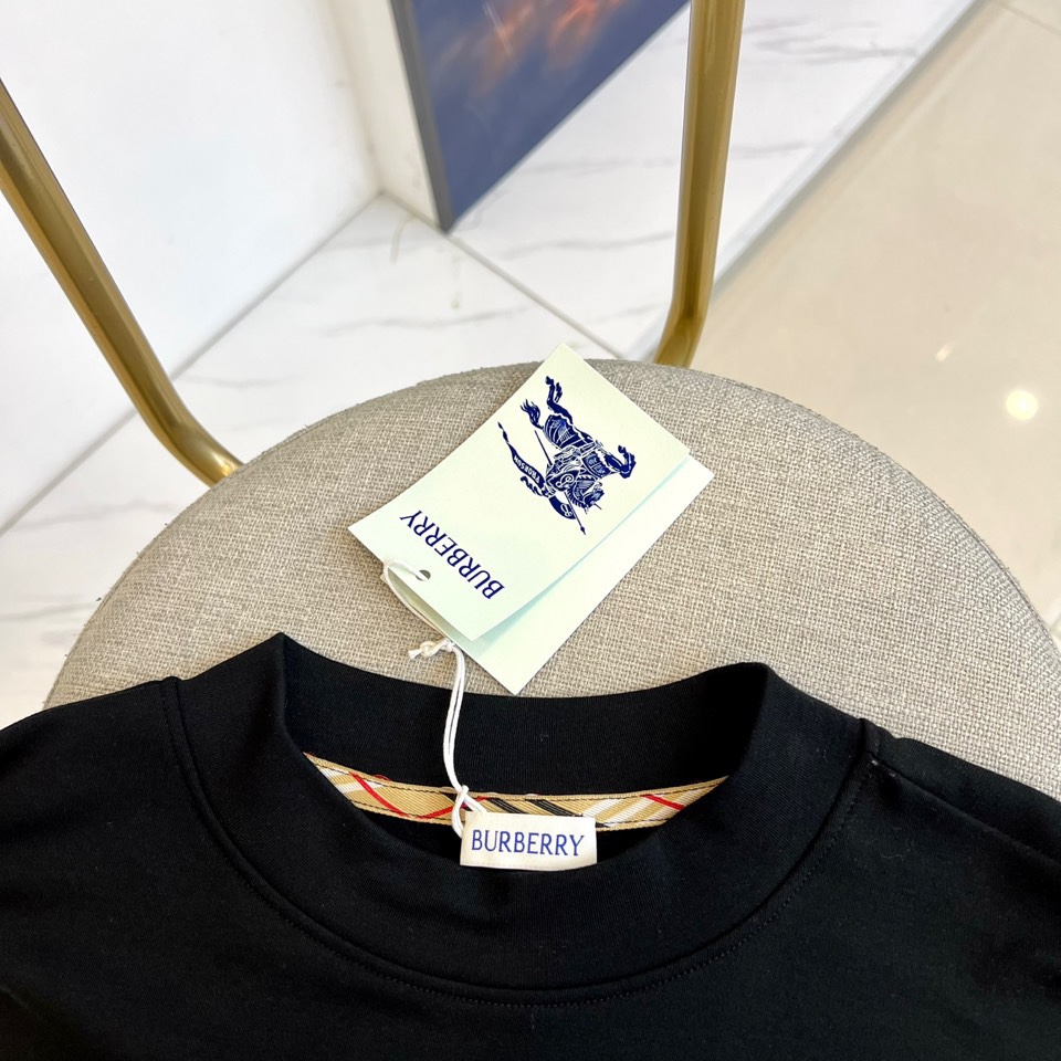 Bur巴宝莉、2025秋冬新品男士薄绒打底衫，采用100%棉质面料打造亲肤质感，领口与袖口融入5%氨纶混