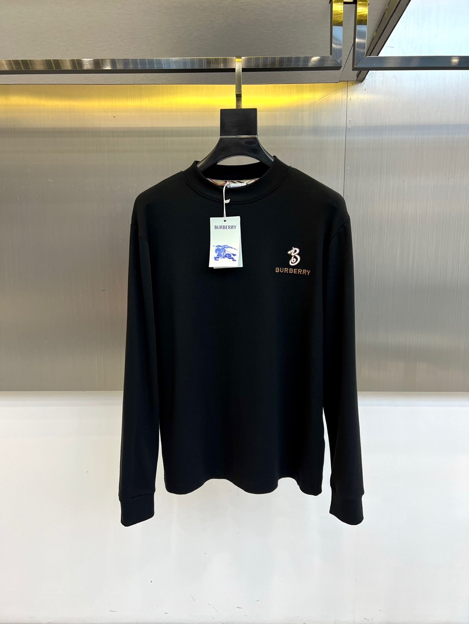 Bur巴宝莉、2025秋冬新品男士薄绒打底衫，采用100%棉质面料打造亲肤质感，领口与袖口融入5%氨纶混