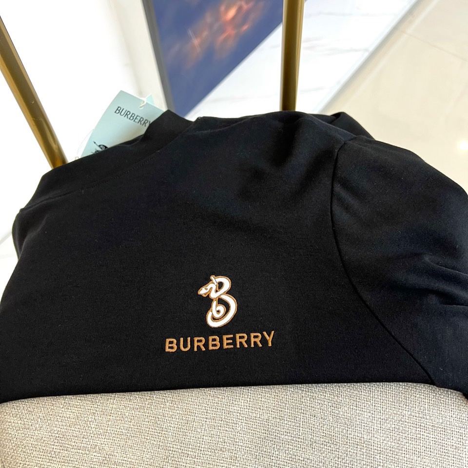 Bur巴宝莉、2025秋冬新品男士薄绒打底衫，采用100%棉质面料打造亲肤质感，领口与袖口融入5%氨纶混