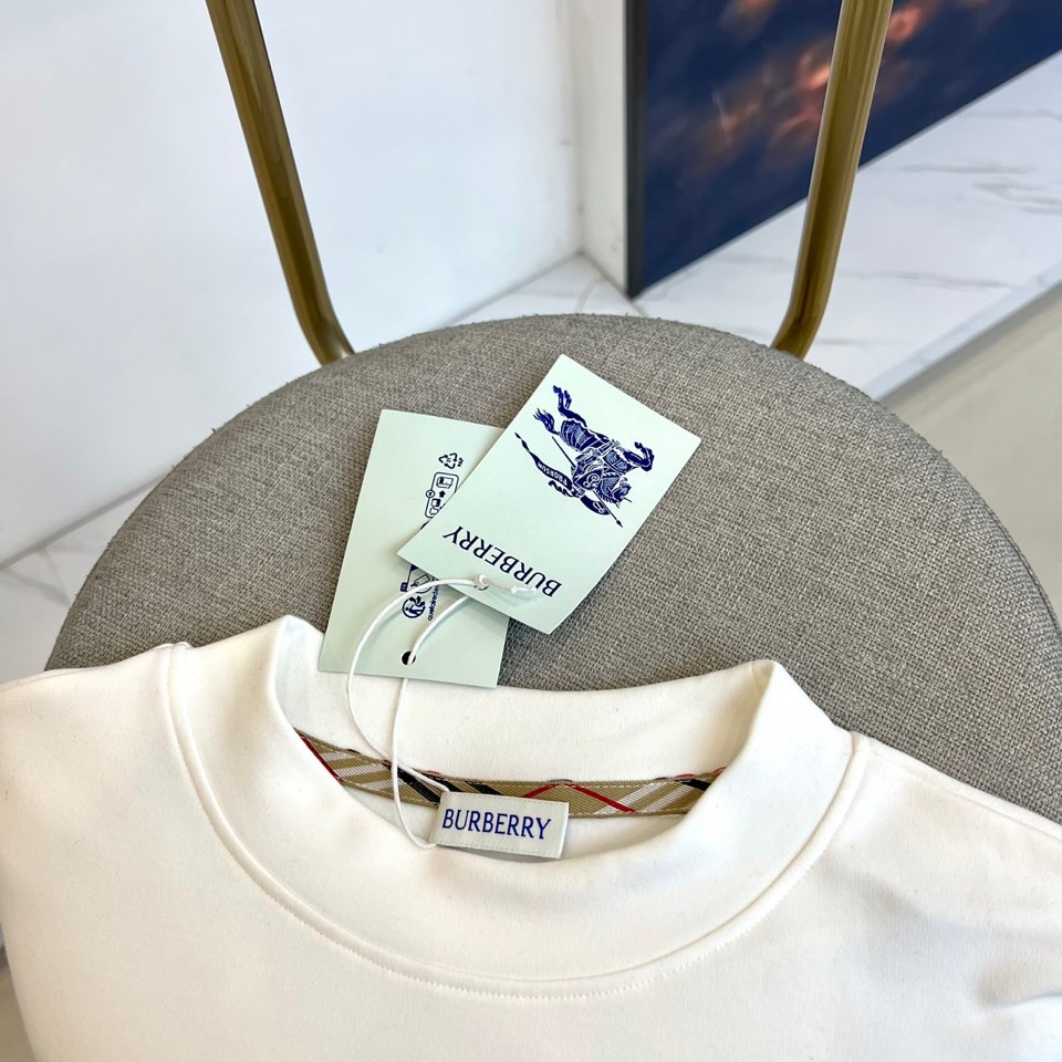 Bur巴宝莉、2025秋冬新品男士薄绒打底衫，采用100%棉质面料打造亲肤质感，领口与袖口融入5%氨纶混