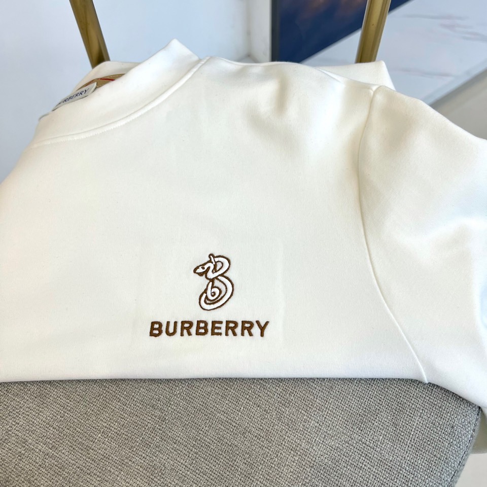 Bur巴宝莉、2025秋冬新品男士薄绒打底衫，采用100%棉质面料打造亲肤质感，领口与袖口融入5%氨纶混