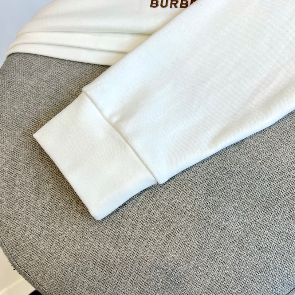 Bur巴宝莉、2025秋冬新品男士薄绒打底衫，采用100%棉质面料打造亲肤质感，领口与袖口融入5%氨纶混