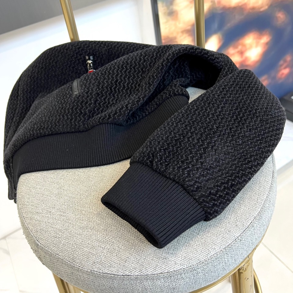 Kiton奇顿、2025s秋冬新品连帽针织夹克▸ 精选提花针织面料：表面呈现独特波浪暗纹肌理，温暖厚实▸