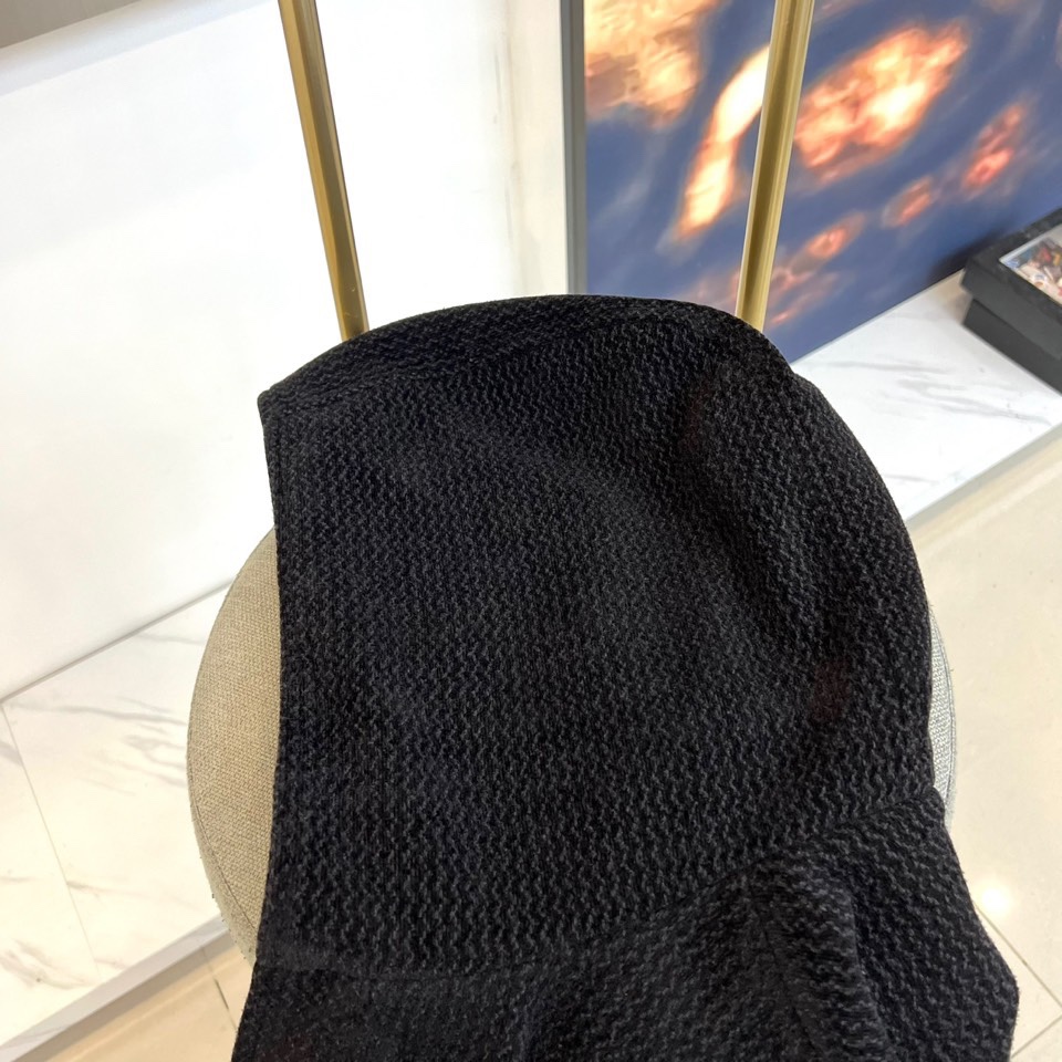 Kiton奇顿、2025s秋冬新品连帽针织夹克▸ 精选提花针织面料：表面呈现独特波浪暗纹肌理，温暖厚实▸