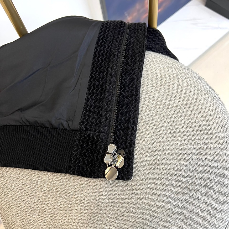 Kiton奇顿、2025s秋冬新品连帽针织夹克▸ 精选提花针织面料：表面呈现独特波浪暗纹肌理，温暖厚实▸