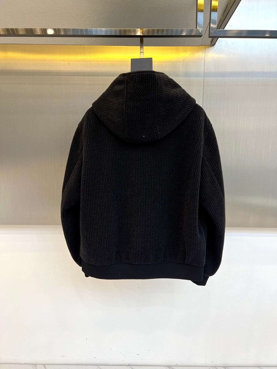 Kiton奇顿、2025s秋冬新品连帽针织夹克▸ 精选提花针织面料：表面呈现独特波浪暗纹肌理，温暖厚实▸