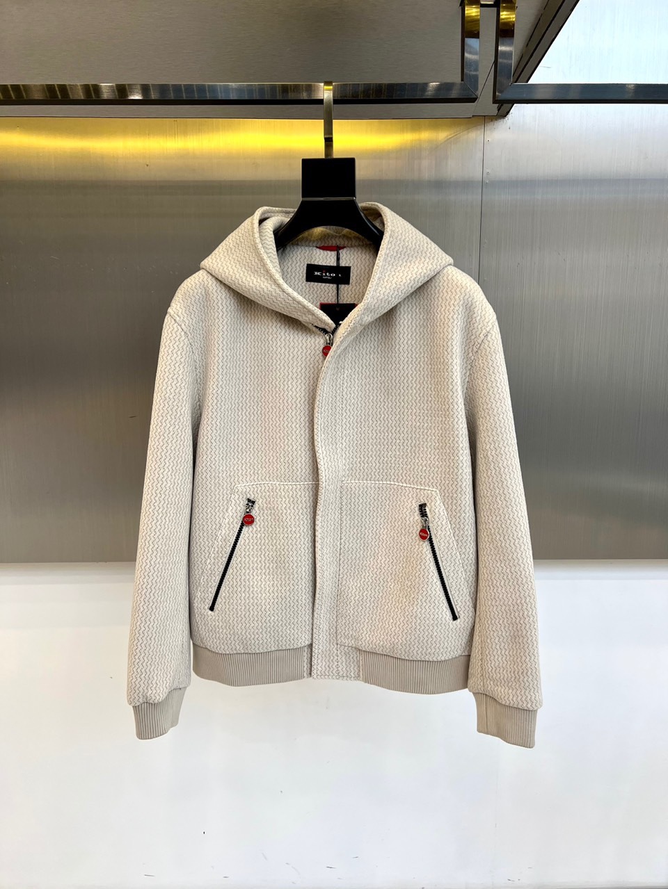 Kiton奇顿、2025s秋冬新品连帽针织夹克▸ 精选提花针织面料：表面呈现独特波浪暗纹肌理，温暖厚实▸