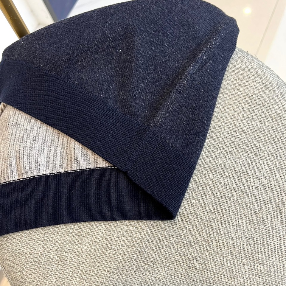 Brunello Cucinelli-BC、2025秋冬新品时尚拼色毛衣，这款深棕色圆领毛衣采用宽松版型