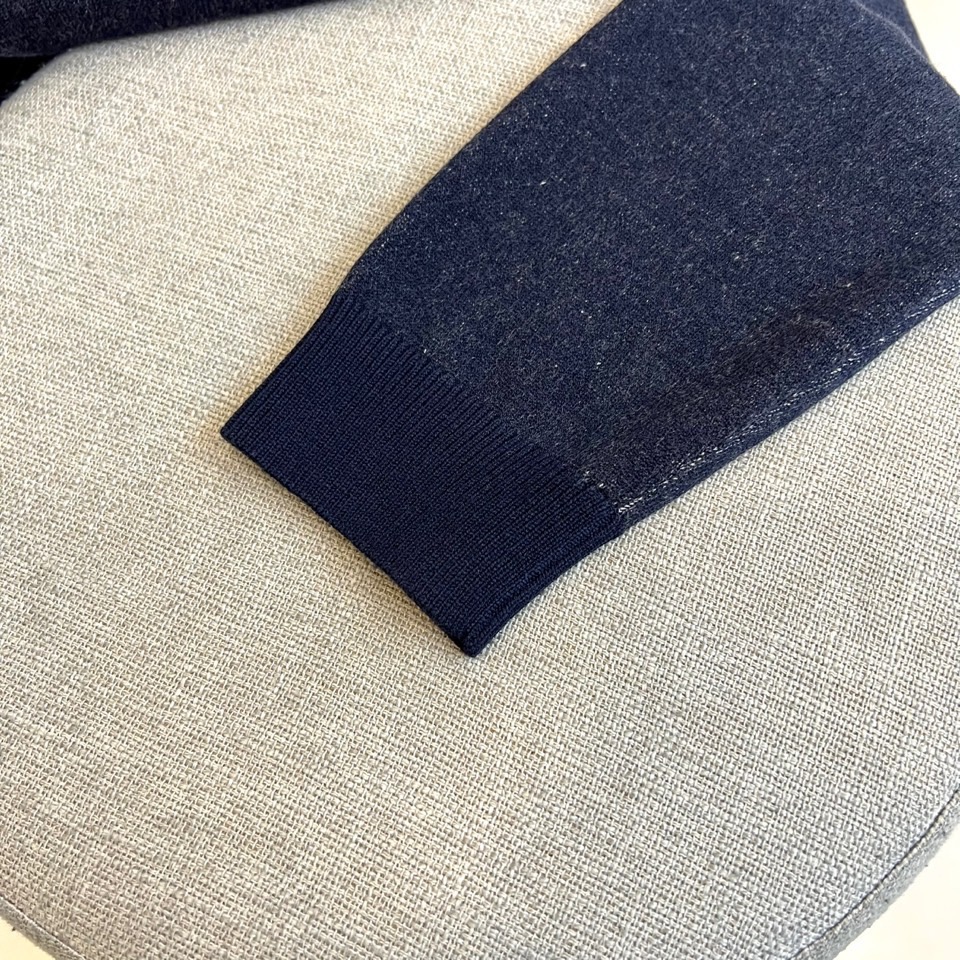 Brunello Cucinelli-BC、2025秋冬新品时尚拼色毛衣，这款深棕色圆领毛衣采用宽松版型