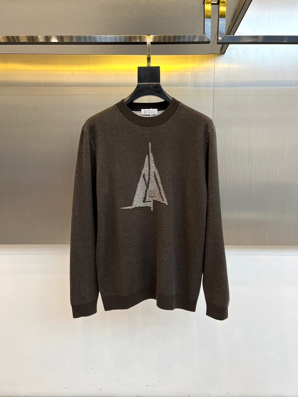 Brunello Cucinelli-BC、2025秋冬新品时尚拼色毛衣，这款深棕色圆领毛衣采用宽松版型