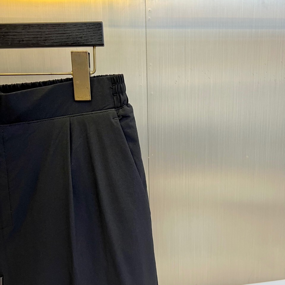 Prad普拉达、2025秋冬新品户外羽绒裤，以浅卡其色演绎山野与都市的跨界美学。这款羽绒裤采用立体剪裁工