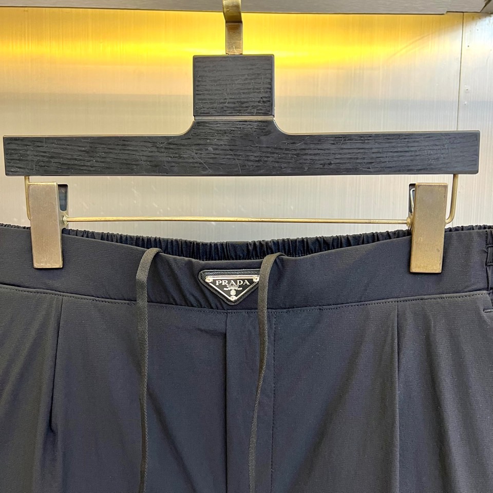 Prad普拉达、2025秋冬新品户外羽绒裤，以浅卡其色演绎山野与都市的跨界美学。这款羽绒裤采用立体剪裁工