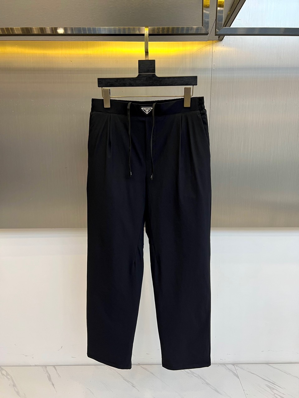 Prad普拉达、2025秋冬新品户外羽绒裤，以浅卡其色演绎山野与都市的跨界美学。这款羽绒裤采用立体剪裁工