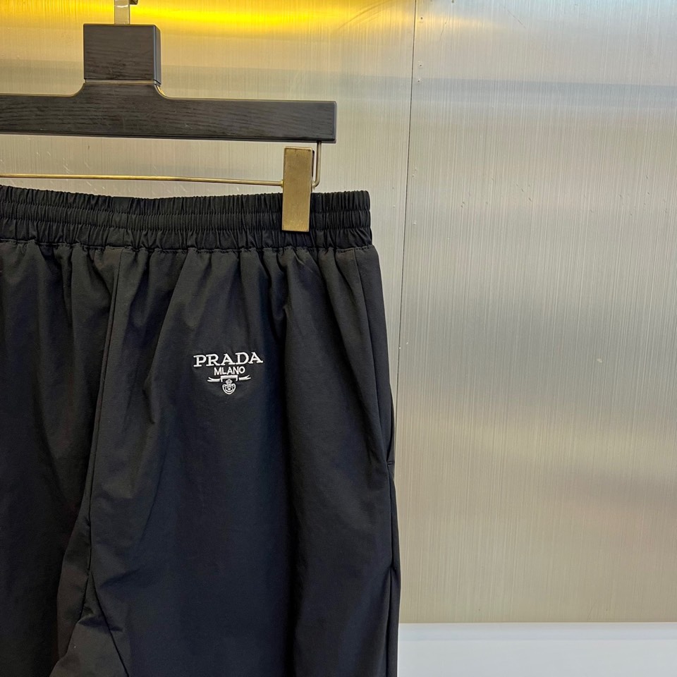 Prad普拉达、2025秋冬新品户外羽绒裤，以浅卡其色演绎山野与都市的跨界美学。这款羽绒裤采用立体剪裁工