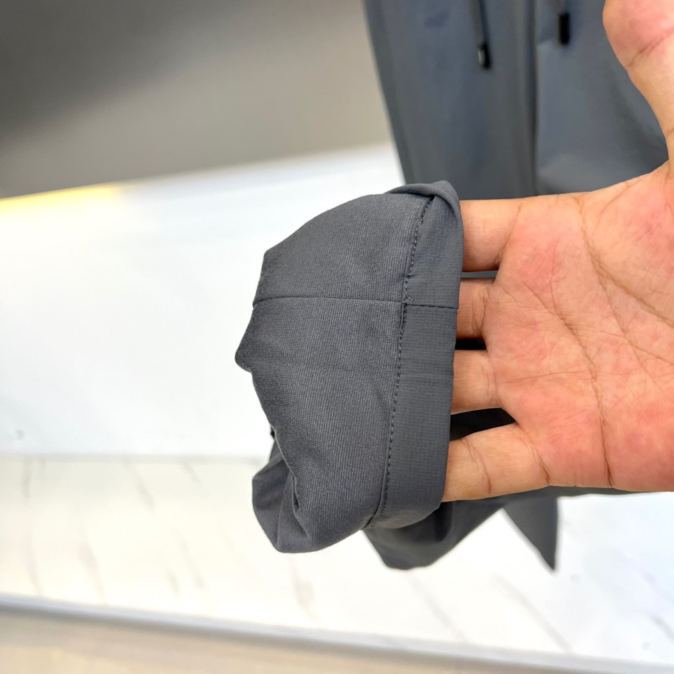 Prad普拉达、2025秋冬新品户外羽绒裤，以浅卡其色演绎山野与都市的跨界美学。这款羽绒裤采用立体剪裁工