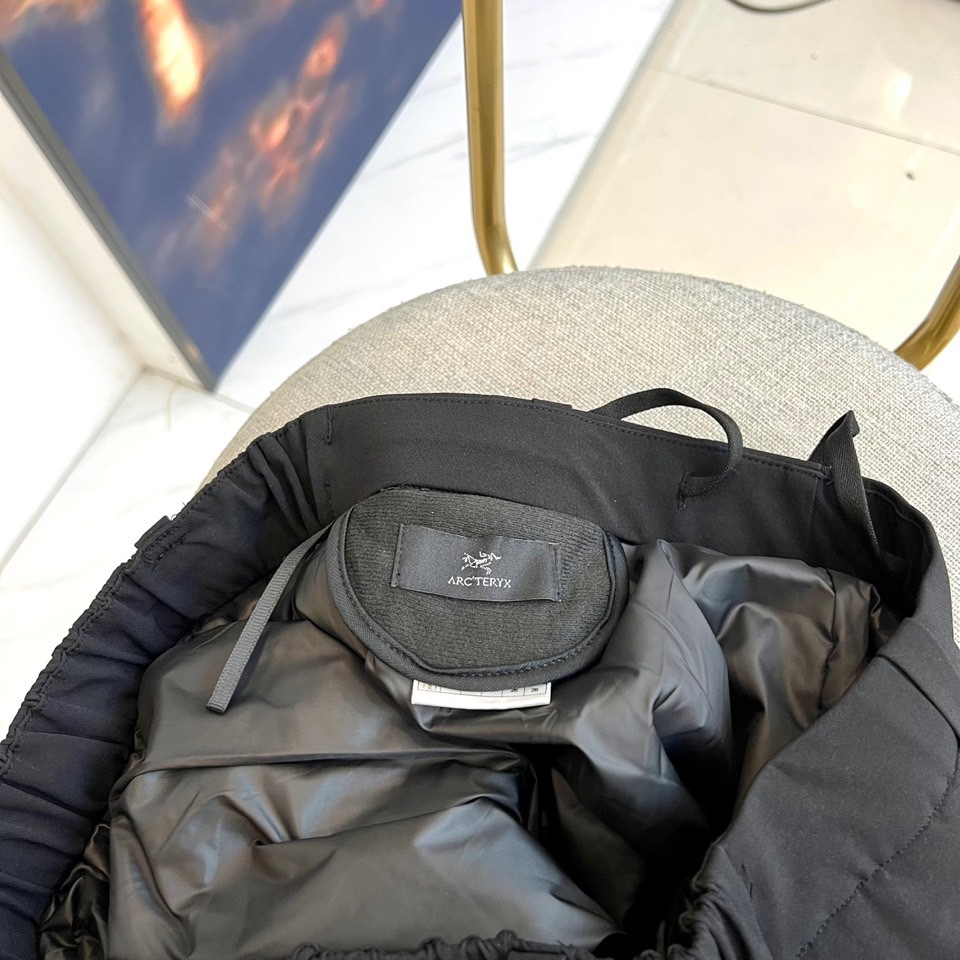 Arcteryx 始祖鸟、2025秋冬新品户外羽绒裤，以石墨灰色演绎高山美学与都市机能的完美融合。这款羽