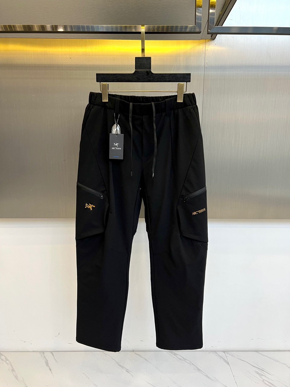 Arcteryx 始祖鸟、2025秋冬新品户外羽绒裤，以石墨灰色演绎高山美学与都市机能的完美融合。这款羽