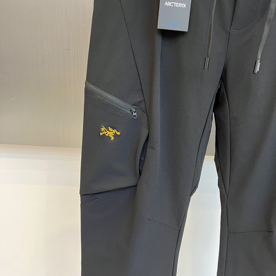 Arcteryx 始祖鸟、2025秋冬新品户外羽绒裤，以石墨灰色演绎高山美学与都市机能的完美融合。这款羽
