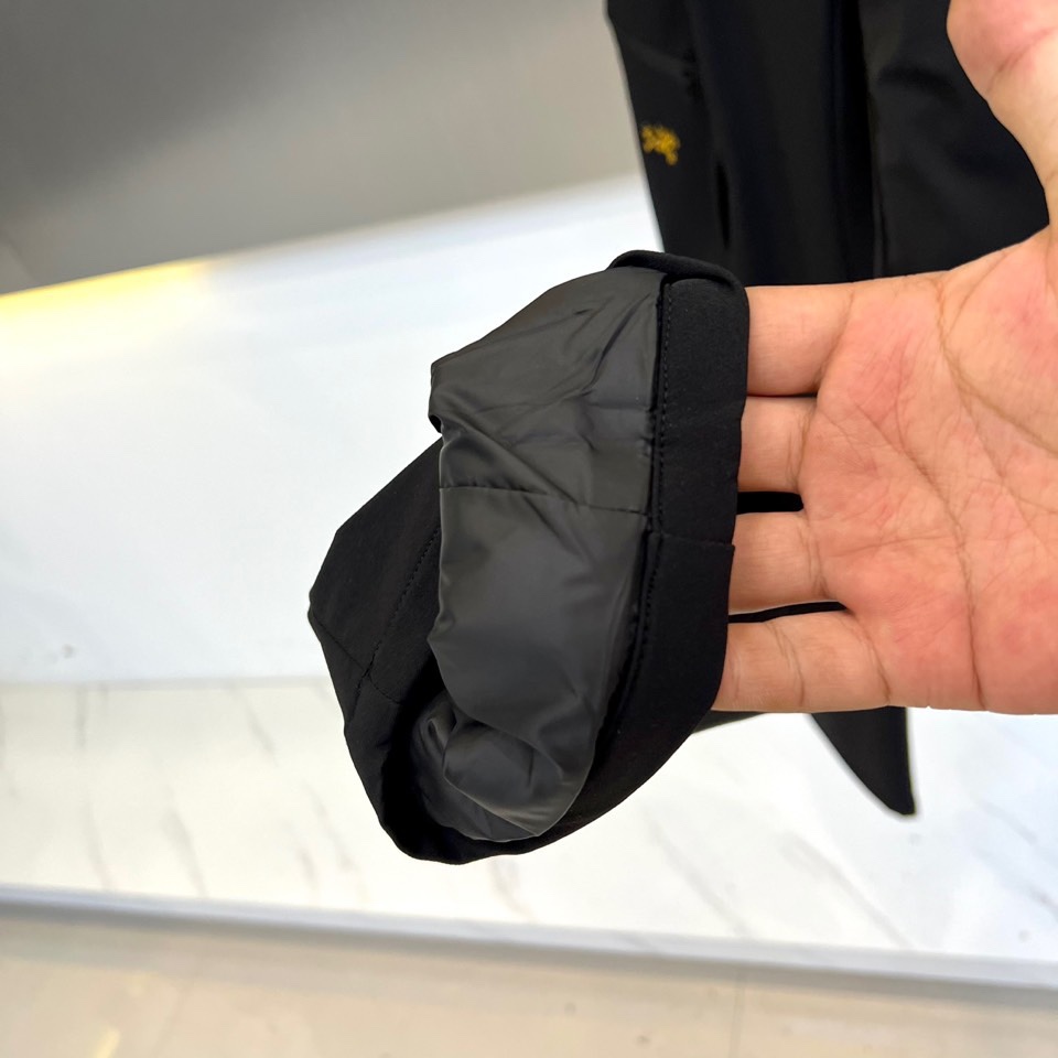 Arcteryx 始祖鸟、2025秋冬新品户外羽绒裤，以石墨灰色演绎高山美学与都市机能的完美融合。这款羽