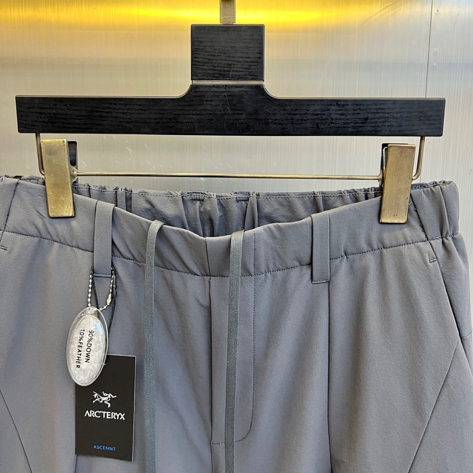 Arcteryx 始祖鸟、2025秋冬新品户外羽绒裤，以石墨灰色演绎高山美学与都市机能的完美融合。这款羽