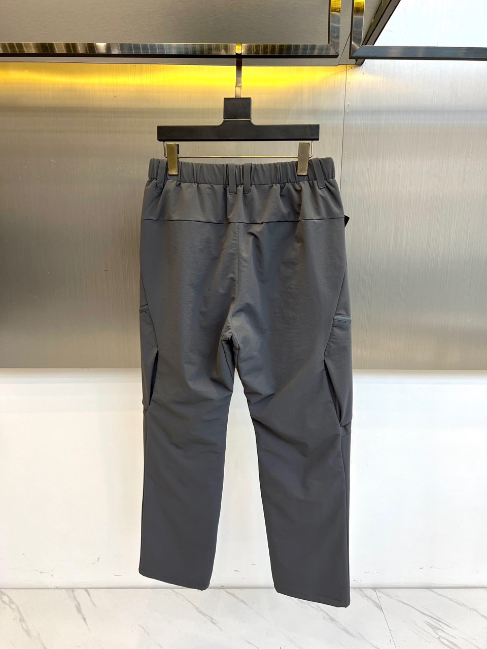 Arcteryx 始祖鸟、2025秋冬新品户外羽绒裤，以石墨灰色演绎高山美学与都市机能的完美融合。这款羽