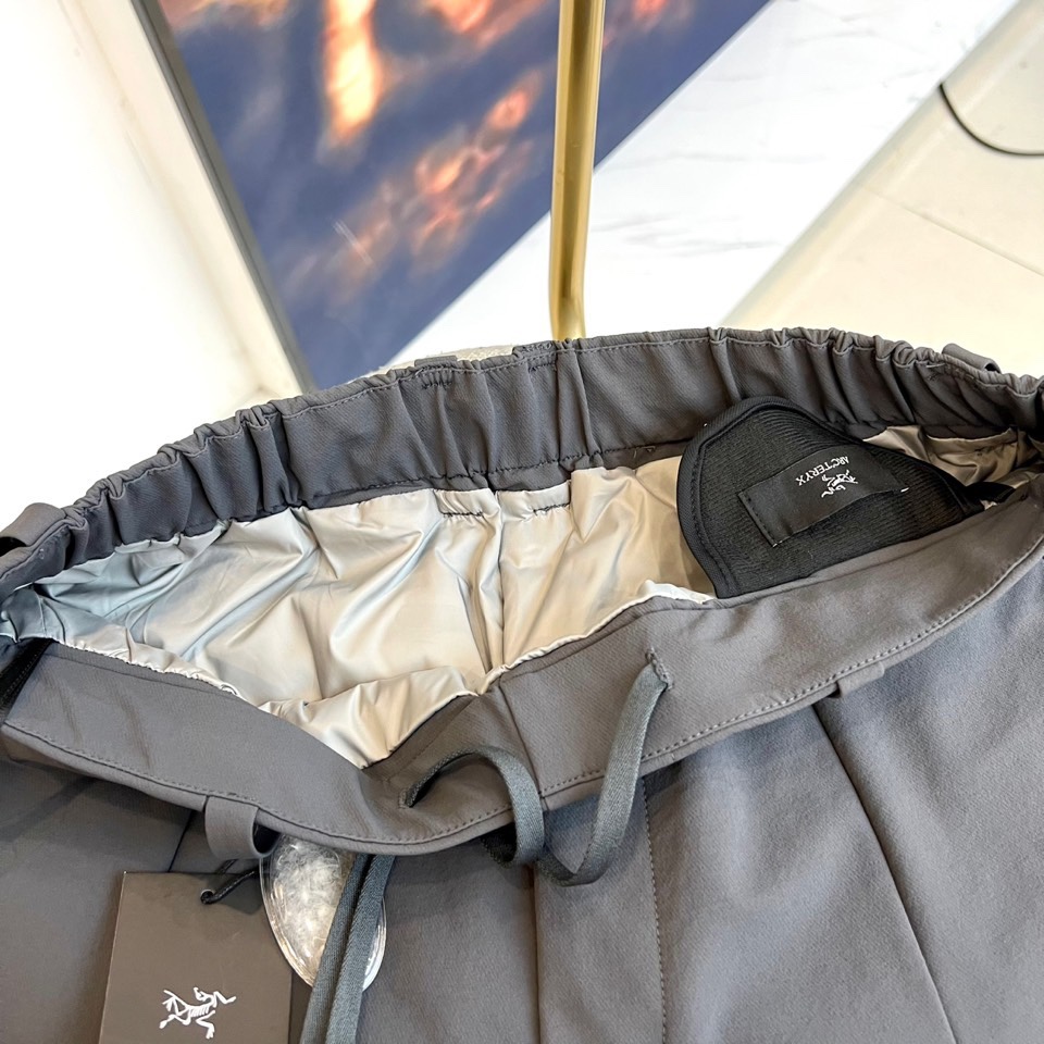 Arcteryx 始祖鸟、2025秋冬新品户外羽绒裤，以石墨灰色演绎高山美学与都市机能的完美融合。这款羽