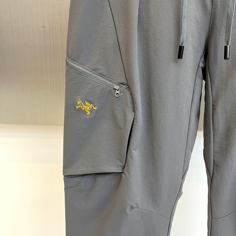 Arcteryx 始祖鸟、2025秋冬新品户外羽绒裤，以石墨灰色演绎高山美学与都市机能的完美融合。这款羽