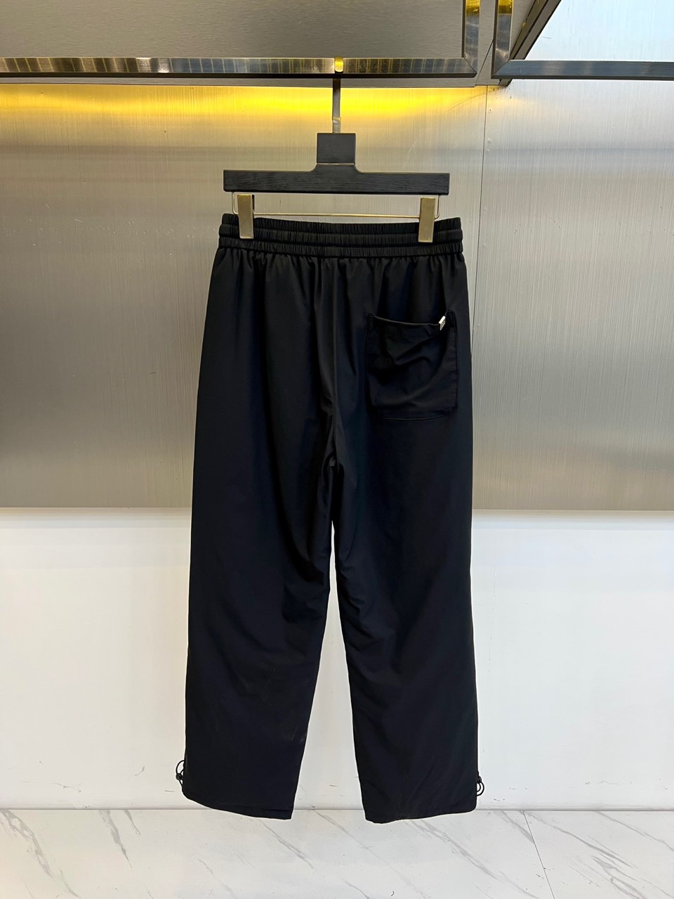 Dio迪奥、2025秋冬新品户外羽绒裤，这款羽绒裤采用立体剪裁工艺，束脚设计搭配可调节抽绳腰带，膝盖处创