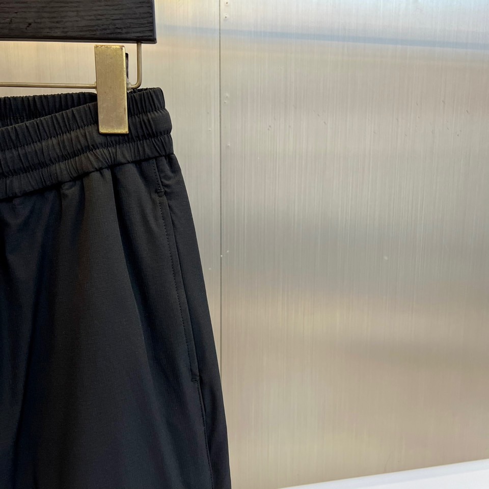 Dio迪奥、2025秋冬新品户外羽绒裤，这款羽绒裤采用立体剪裁工艺，束脚设计搭配可调节抽绳腰带，膝盖处创