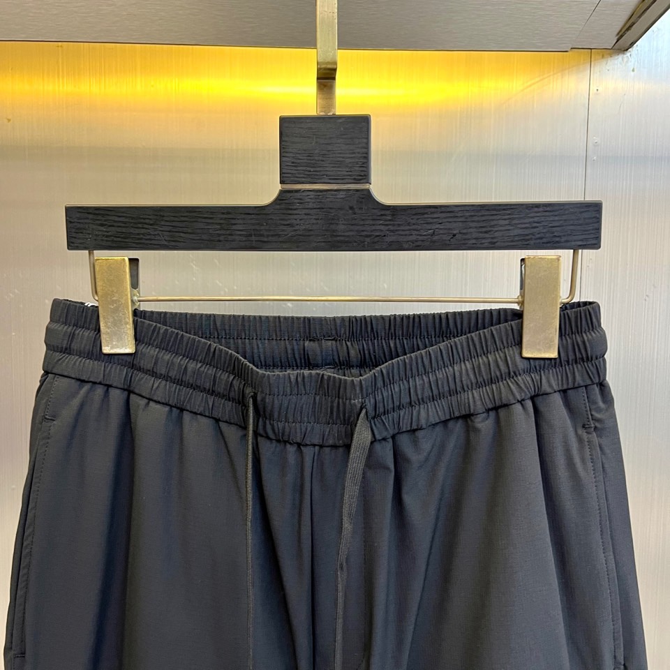 Dio迪奥、2025秋冬新品户外羽绒裤，这款羽绒裤采用立体剪裁工艺，束脚设计搭配可调节抽绳腰带，膝盖处创