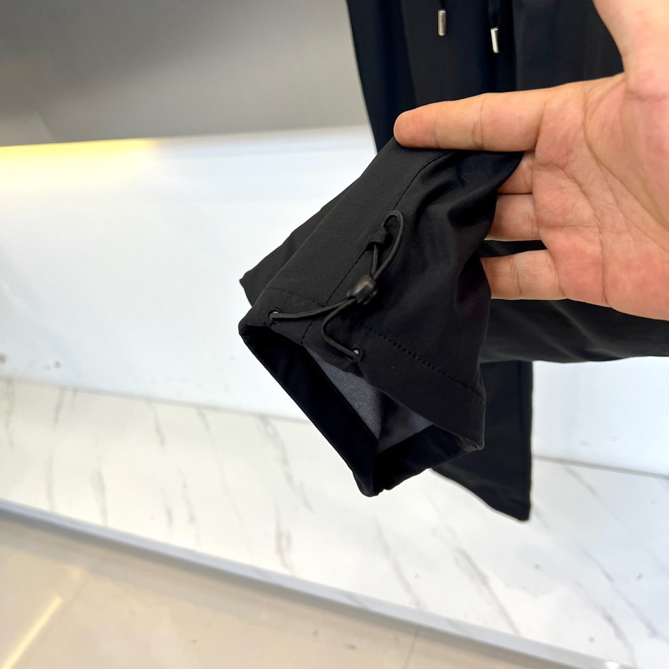 Dio迪奥、2025秋冬新品户外羽绒裤，这款羽绒裤采用立体剪裁工艺，束脚设计搭配可调节抽绳腰带，膝盖处创