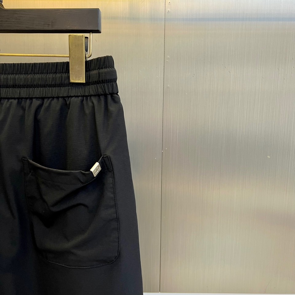 Dio迪奥、2025秋冬新品户外羽绒裤，这款羽绒裤采用立体剪裁工艺，束脚设计搭配可调节抽绳腰带，膝盖处创