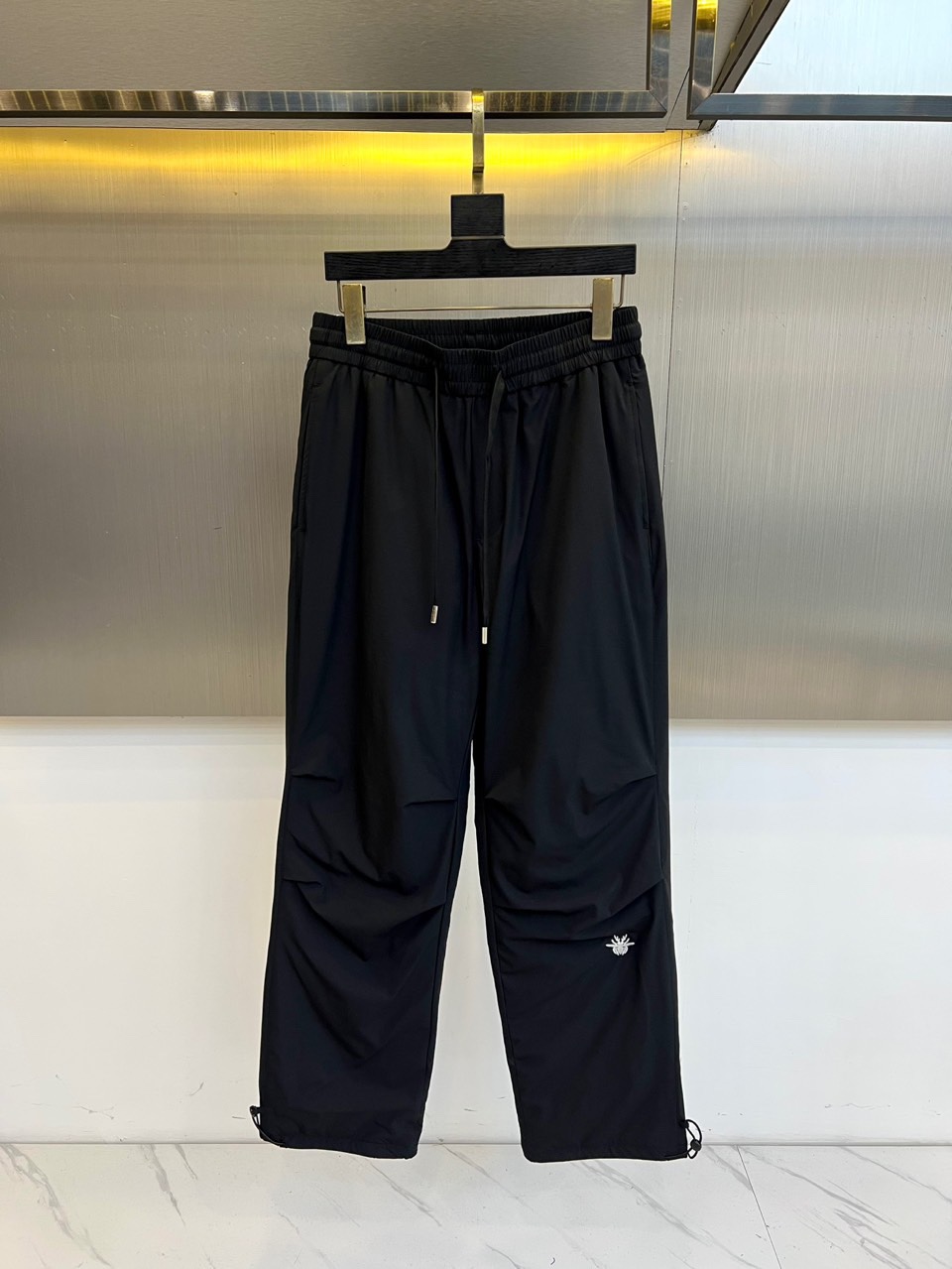 Dio迪奥、2025秋冬新品户外羽绒裤，这款羽绒裤采用立体剪裁工艺，束脚设计搭配可调节抽绳腰带，膝盖处创